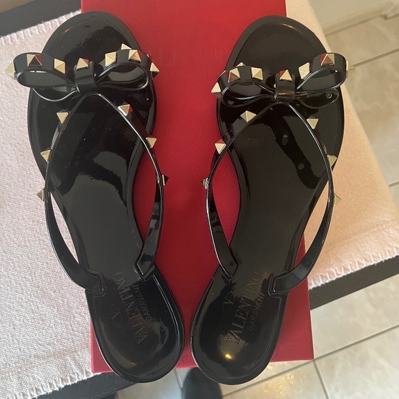 SOLD - Valentino Garavani Women's Rubber "Rockstud" Thong Flip Flop, Size 40 - Picture 2 of 8